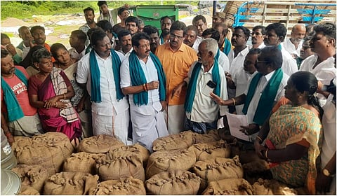 தஞ்சாவூர் மாவட்டம் ஆலக்குடி நேரடி நெல் கொள்முதல் நிலையத்தில் இன்று காலை ஆய்வு செய்த நயினார்நாகேந்திரன்.