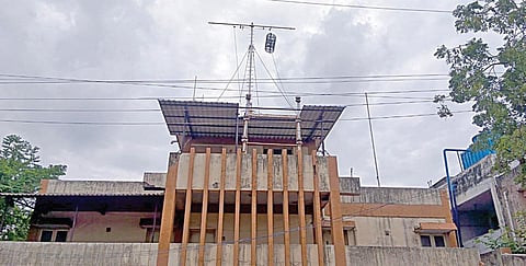 நாகை துறைமுகத்தில் நேற்று ஏற்றப்பட்டிருந்த 1-ம் எண் புயல் எச்சரிக்கைக் கூண்டு.