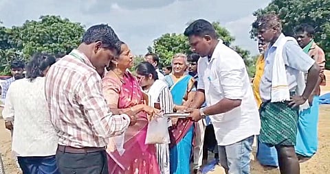 கீரப்பாக்கம் நெல் கொள்முதல் நிலையத்தில் ஆய்வு மேற்கொண்ட மத்தியக்குழு அதிகாரிகள்.