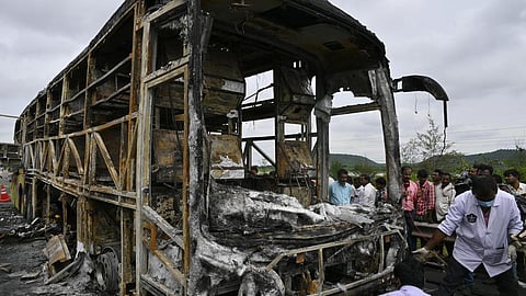 பேருந்து தீப்பிடித்ததற்கு 400 செல்போன்களும் காரணம்? - தடயவியல் நிபுணர்கள் ஆய்வு