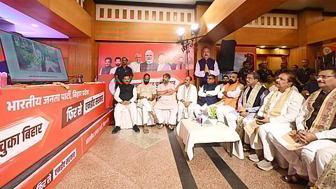 பாட்னாவில் பிரதமர் மோடியின் மனதின் குரல் நிகழ்ச்சியை கவனித்த மத்திய அமைச்சர் தர்மேந்திர பிரதான், பிஹார் துணை முதல்வர் சம்ரத் சவுத்ரி மற்றும் பாஜகவினர்.