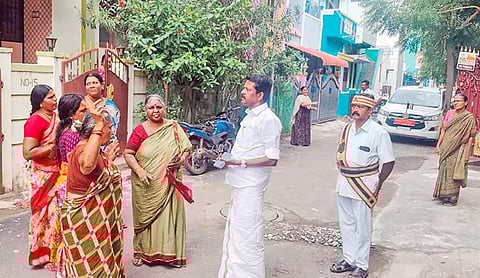 மண்டலம் 3, 70-வது வார்டில் உள்ள கவிமணி தெருவில் பல நாட்களாக தேங்கியிருந்த கழிவுநீர் குறித்து மக்கள் புகார் அளித்ததால் நேரில் சென்று ஆய்வு செய்த துணை மேயர் நாகராஜன்.