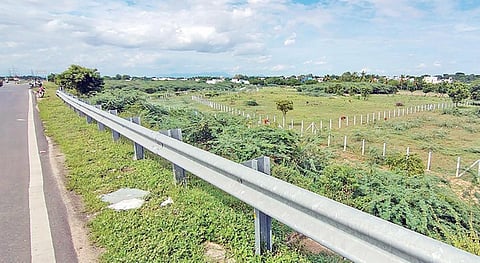 திருமங்கலத்தில் புதிய பேருந்து நிலையம் அமைப்பதற்காக நகராட்சி சார்பில் கன்னியாகுமரி நான்குவழிச் சாலையை ஒட்டி வேலி அமைத்து கையகப்படுத்தியுள்ள நிலம்.