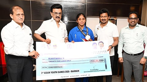 ஆசிய போட்டியில் தங்கம் வென்ற கபடி வீரர்கள்: தலா ரூ.25 லட்சம் வழங்கினார் முதல்வர் ஸ்டாலின்!