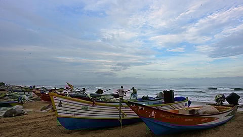 சென்னை பெசன்ட் நகர் கடற்கரையில் நிறுத்தப்பட்டுள்ள படகுகள்