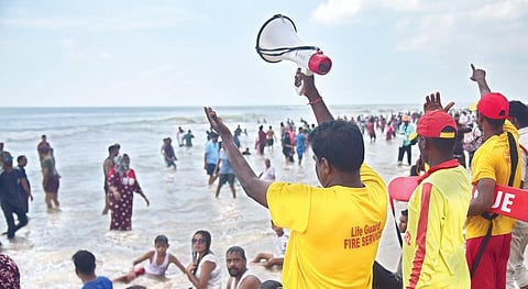 மோந்தா புயல் காரணமாக ஒடிசாவின் புரி கடற்கரையில் சுற்றுலாப் பயணிகள் கடலின் ஆழமான பகுதிக்கு செல்ல வேண்டாம் என்று நேற்று ஒலிபெருக்கி மூலம்  மீட்புப் படை வீரர்கள் அறிவுறுத்தினர். படம் : பிடிஐ