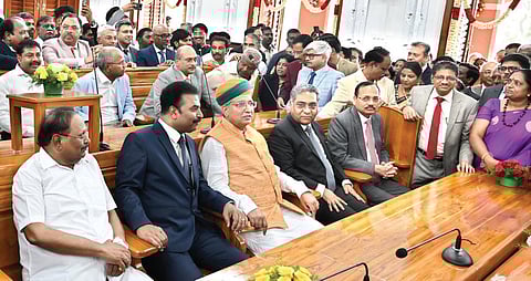 சென்னை உயர் நீதிமன்றத்துக்கு கூடுதல் புனரமைக்கப்பட்ட கட்டிடம் திறப்பு விழா நேற்று நடைபெற்றது. இதில் மத்திய அமைச்சர் அர்ஜுன் ராம் மெக்வால், தமிழக அமைச்சர் ரகுபதி, உச்ச நீதிமன்ற நீதிபதிகள் சூர்யகாந்த், ஆர்.மகாதேவன், சென்னை உயர் நீதிமன்ற தலைமை நீதிபதி எம்.எம்.ஸ்ரீவஸ்தவா, நீதிபதி ஆர்.சுரேஷ்குமார் உள்ளிட்டோர் பங்கேற்றனர்.   படம்: எஸ்.சத்தியசீலன்