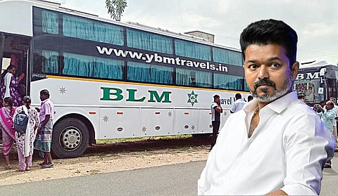 தவெக பிரச்சாரக் கூட்டத்தில் உயிரிழந்தோரின் குடும்பத்தினர் மாமல்லபுரத்தில் இன்று தவெக தலைவர் விஜய்யை சந்திக்கச் செல்வதற்காக கரூர் வெண்ணெய்மலையில் இருந்து தனியார் ஆம்னி பேருந்துகள் மூலம் நேற்று புறப்பட்டனர். | படம்: க.ராதாகிருஷ்ணன் |