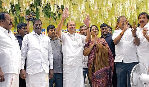 சேலத்தில் நேற்று நடைபெற்ற பாமக பொதுக்குழுக் கூட்டத்தில் பங்கேற்ற நிறுவனர் ராமதாஸ், தொண்டர்களைப் பார்த்து உற்சாகமாக கையசைத்தார். உடன், செயல் தலைவர் ஸ்ரீகாந்தி, கவுரவத் தலைவர் ஜி.கே. மணி, அருள் எம்எல்ஏ உள்ளிட்டோர். | படம்: எஸ்.குரு பிரசாத் |