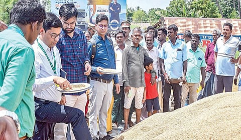 திருச்சி வாளாடியில் உள்ள நெல் கொள்முதல் நிலையத்தில் நேற்று ஆய்வு மேற்கொண்ட ராஜ் கிஷோர் சாஹி தலைமையிலான மத்தியக் குழுவினர். | படம்: ர.செல்வமுத்துகுமார் |