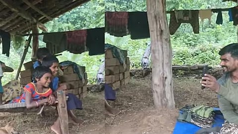 சத்தீஸ்கரில் பழங்குடியின சிறுவர்களிடம் செல்போனில் கார்ட்டூன்களை காட்டிய சிஆர்பிஎப் வீரர்: சமூக வலைதளங்களில் வீடியோ வைரல்