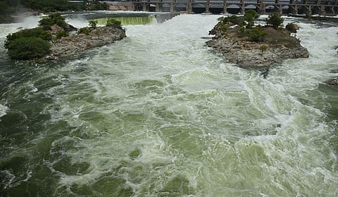 மேட்​டூர் அணையி​லிருந்து தண்ணீர் திறப்பு குறைப்பு