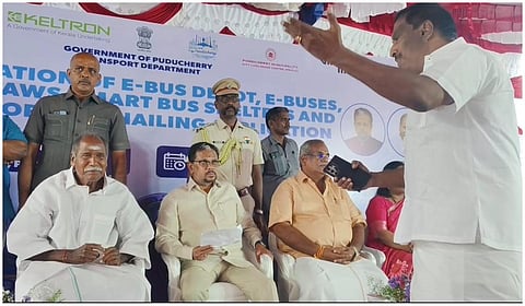 புதுச்சேரியில் ஆளுநர், முதல்வருக்கு எதிராக எம்எல்ஏ கருப்புக்கொடி; மேடையில் ஏறி ஊழல் குற்றச்சாட்டு!