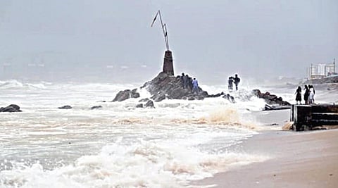 புயல் நெருங்கும் நிலையில், விசாகப்பட்டினம் ஆர்.கே. பீச்சில் நேற்று 10 அடி உயரம் வரை எழுந்த ராட்சத அலைகள்.