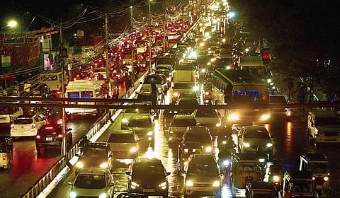 முகப்பேர் - அம்பத்தூர் பிரதான சாலையில் இருபுறமும் மழைநீர் தேங்கியதால் நீண்ட தொலைவுக்கு போக்குவரத்து பாதிக்கப்பட்டது. | படம் : ம.பிரபு |