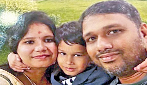 மனைவி, மகனுடன் நவீன் கண்ணன்.