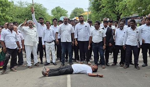 சமூக வலைதளங்களில் அவதூறு பதிவு: ஶ்ரீவில்லி. நீதிமன்றம் முன் வழக்கறிஞர்கள் சாலை மறியல்