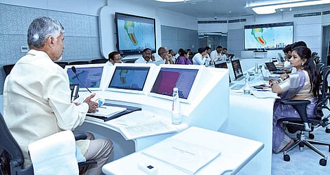 வங்கக் கடலில் உருவான மோந்தா புயல் நேற்று இரவு ஆந்திர மாநிலம் காக்கிநாடா அருகே கரையைக் கடந்தது. முன்னதாக புயல் முன்னெச்சரிக்கை நடவடிக்கைகள் தொடர்பாக உயர்நிலைக் குழுவினருடன் ஆந்திர முதல்வர் சந்திரபாபு நாயுடு ஆலோசனை நடத்தினார். படம்: பிடிஐ