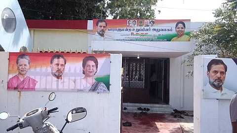 பிளக்ஸில் இருந்த சோனியா, ராகுல், பிரியங்கா ஆகியோரது முகத்தில் பூசப்பட்ட சாணி சுத்தம் செய்யப்பட்டது.