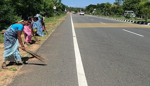 பசும்பொன் செல்லும் முதல்வர்: மதுரை நான்கு வழிச்சாலை தூய்மைப் பணியில் ஈடுபட்ட பணியாளர்கள் மயக்கம்