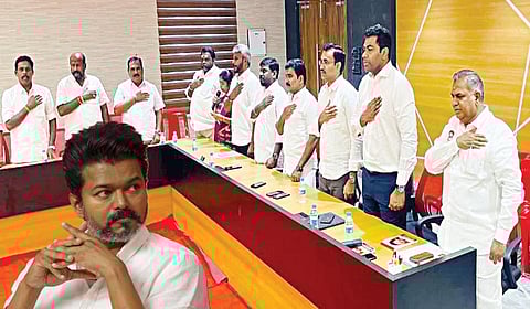 பனையூரில் உள்ள கட்சித் தலைமை அலுவலகத்தில் நேற்று நடைபெற்ற தவெக நிர்வாகக் குழு கூட்டத்தில் பங்கேற்றோர்.