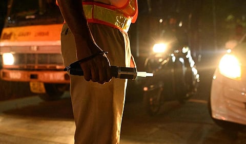 குடிபோதையில் வாகனம் ஓட்டியவருக்கு நூதன தண்டனை: 1,000 துண்டுப் பிரசுரம் வழங்க உத்தரவு