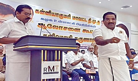 கனிமொழி எம்பி முன்னிலையில் பேசும் கவுன்சிலர் ரஹீம். அந்நேரத்தில் பத்திரிகையாளர்களை வெளியேறுமாறு கேட்கும் மேயர் மகேஷ்.