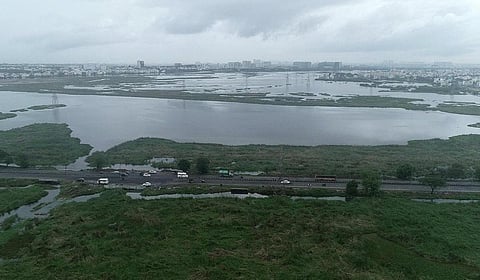 சதுப்பு நில எல்லைக்குள் ரூ.2000 கோடியில் அடுக்குமாடி திட்டத்துக்கு அனுமதி அளித்திருப்பது திட்டமிட்ட ஊழல்: அரசு மீது பாமக, பாஜக குற்றச்சாட்டு