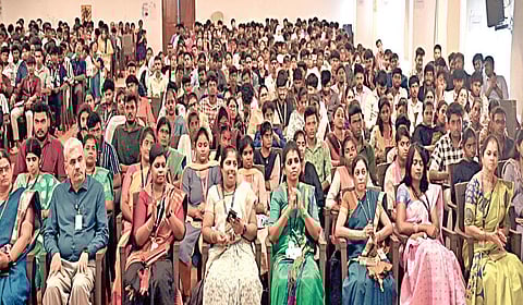 தாம்பரம் அருகே சேலையூரில் உள்ள பாரத் உயர்கல்வி மற்றும் ஆராய்ச்சி நிறுவனத்தில் ‘ஈவா ஸ்டாலின் ஐஏஎஸ் அகாடமி’ சார்பில் நடைபெற்ற ‘இந்து தமிழ் திசை - வெற்றிப்பாதை’ நிகழ்வில் பங்கேற்றோரில் ஒரு பகுதியினர். படங்கள்: எம்.முத்துகணேஷ்