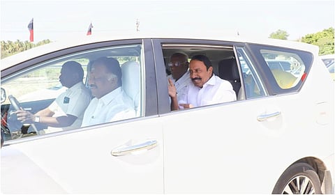 மதுரையில் ஓபிஎஸ்ஸுடன் செங்கோட்டையன் திடீர் ஆலோசனை: ஒரே காரில் பசும்பொன் பயணம் செய்ததால் பரபரப்பு!