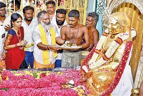 முத்துராமலிங்கத் தேவர் ஜெயந்தியை முன்னிட்டு, பசும்பொன்னில் உள்ள அவரது நினைவிடத்தில் நேற்று வழிபாடு நடத்திய மக்கள்.படம் : நா.தங்கரத்தினம்