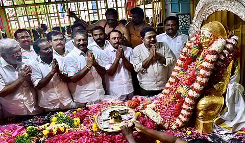 ஓபிஎஸ், தினகரன், செங்கோட்டையன் இணைந்து மரியாதை