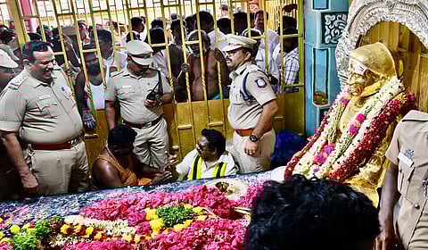 தேவர் நினைவிடத்தில் ஸ்ரீதர் வாண்டையார் தர்ணா