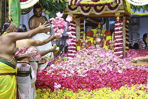 ஏழுமலையானுக்கு 9 டன் மலர்களால் யாகம்