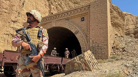 ​பாக். ராணுவ தாக்​குதல்: பலுசிஸ்​தானில் 18 போராளி​கள் உயி​ரிழப்பு