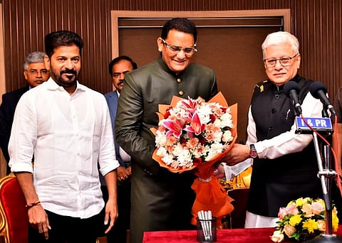 அமைச்சராக பதவியேற்றுள்ள அசாருதீனுக்கு ஆளுநர் ஜிஷ்ணு தேவ் வர்மா மலர்க்கொத்து கொடுத்து வாழ்த்து தெரிவித்தார். அருகில் முதல்வர் ரேவந்த் ரெட்டி.