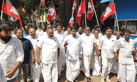 புதுச்சேரியில் மின் கட்டண உயர்வை கண்டித்து அதிமுக ஆர்ப்பாட்டம்