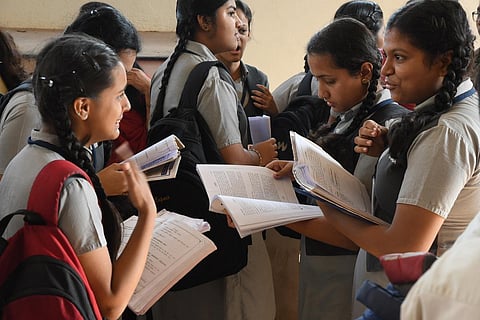 சிபிஎஸ்இ 10, 12-ம் வகுப்பு பொதுத்தேர்வு அட்டவணை வெளியீடு: அடுத்த ஆண்டு பிப்.17 முதல் ஏப்.9-ம் தேதி வரை நடைபெறுகிறது