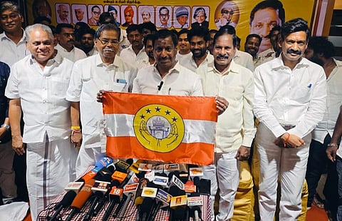 புதுச்சேரியில் புதிதாய் முளைக்கும் கட்சிகள்: ‘பி டீம்’ அரசியலில் பின்னி எடுக்கும் தலைவர்கள்!