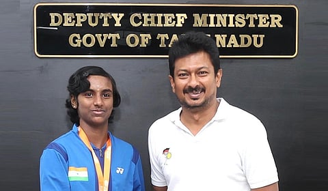 பேட்மிண்டன் வீராங்கனைக்கு ரூ.5 லட்சம்: துணை முதல்வர் வழங்கினார்