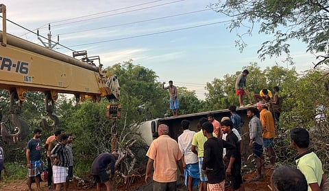 கரூர்: மணல் லாரி கவிழ்ந்து வடமாநிலத் தொழிலாளர்கள் 3 பேர் உயிரிழப்பு