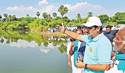 சேலம் மாவட்டம் வாழப்பாடி அருகே குமாரபாளையம் கிராமத்தில் வசிஷ்ட நதியை பார்வையிட்ட பாமக தலைவர் அன்புமணி. 