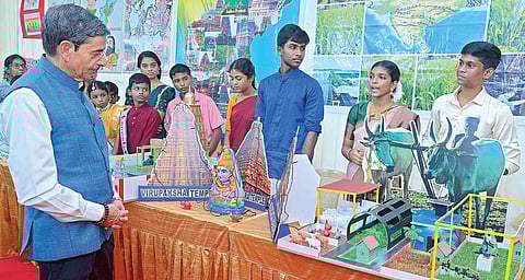 இந்​தி​யா​வில் மொழிவாரி மாநிலங்கள் உருவான தின விழாவையொட்டி ஆளுநர் மாளி​கை​யில் பல்வேறு மாநிலங்களின் செழுமைகளை விளக்கும் கண்காட்சி நடைபெற்றது. இதனை ஆளுநர் ஆர்​.என்​.ரவி நேற்று பார்வையிட்டார்.