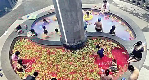 சீனாவில் பிரபலமாகி வரும் ‘ஹாட்பாட்’ குளியல்