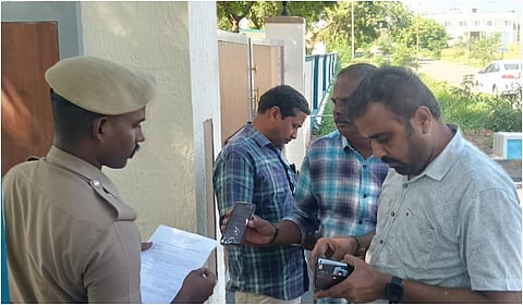 வியாபாரிகளை வரவழைத்து சிபிஐ அதிகாரிகள் தங்கியிருக்கும் சுற்றுலா மாளிகைக்குள் விசாரணைக்காக அனுப்பி வைக்கும் காவலர்.