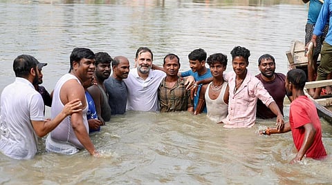 மீனவர்களுடன் இணைந்து குளத்தில் இறங்கி மீன் பிடித்தார் ராகுல் காந்தி: பிஹாரில் சுவாரஸ்யம்!
