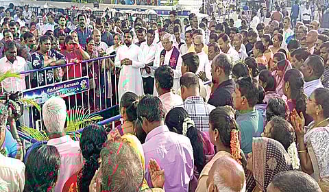 வேளாங்கண்ணி பேராலயத்தில்  நடைபெற்ற கல்லறை திருநாள் வழிபாட்டில் பங்கேற்றோர்.