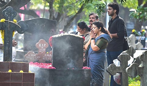 கல்லறை திருநாளை முன்னிட்டு, சென்னை கீழ்ப்பாக்கம் கல்லறையில் தங்கள் குடும்பத்தினரின் கல்லறையை அலங்கரித்து அஞ்சலி செலுத்திய கிறிஸ்தவர்கள். | படம்: எஸ்.சத்தியசீலன் |