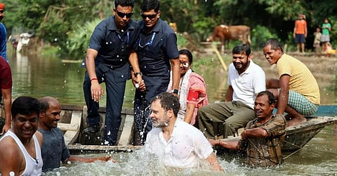 பிஹாரில் தேர்தல் பணிகளுக்கு இடையே உள்ளூர் மக்களுடன் சேர்ந்து மீன்பிடித்து ராகுல் காந்தி