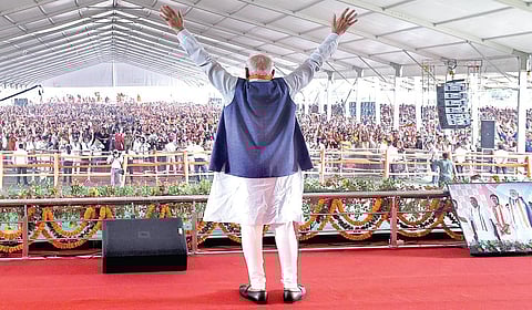 பிஹாரின் அரா நகரில் நேற்று நடந்த பாஜக பிரச்சார கூட்டத்தில் பிரதமர் நரேந்திர மோடி பங்கேற்றார். படம்: பிடிஐ